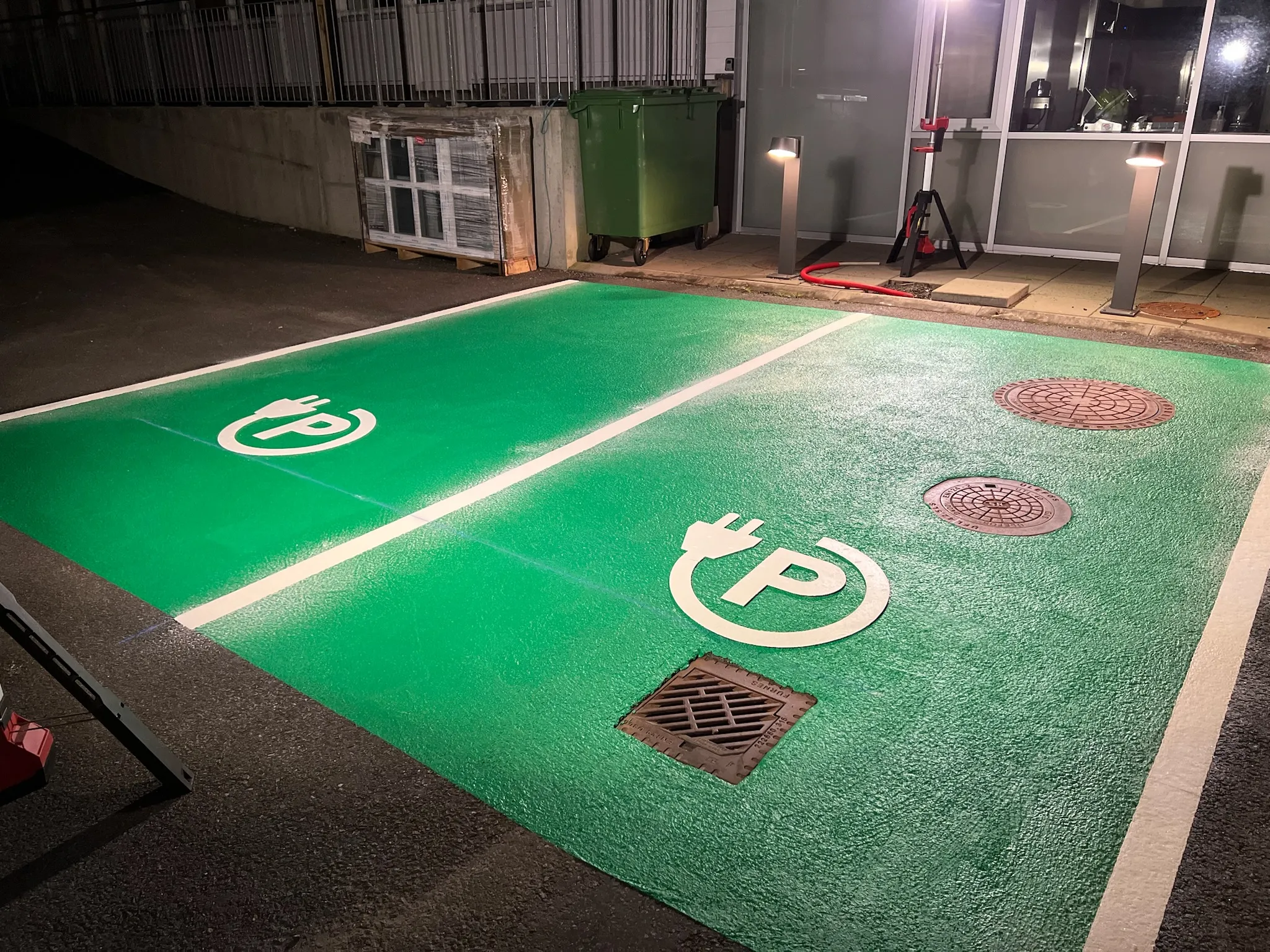 Parkeringsmerking og EL-básar hjá Strikivaktini