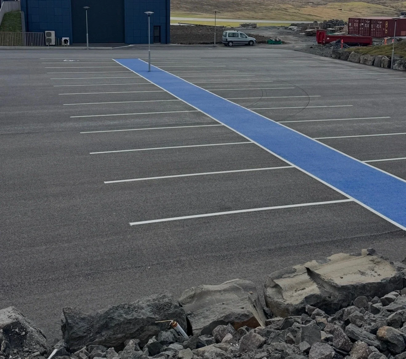 Strikivaktin arbeiðir við vegamerking í Føroyum